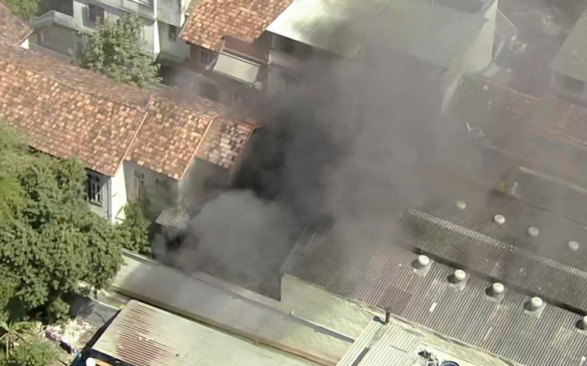 Incêndio atinge galpão em São Cristóvão