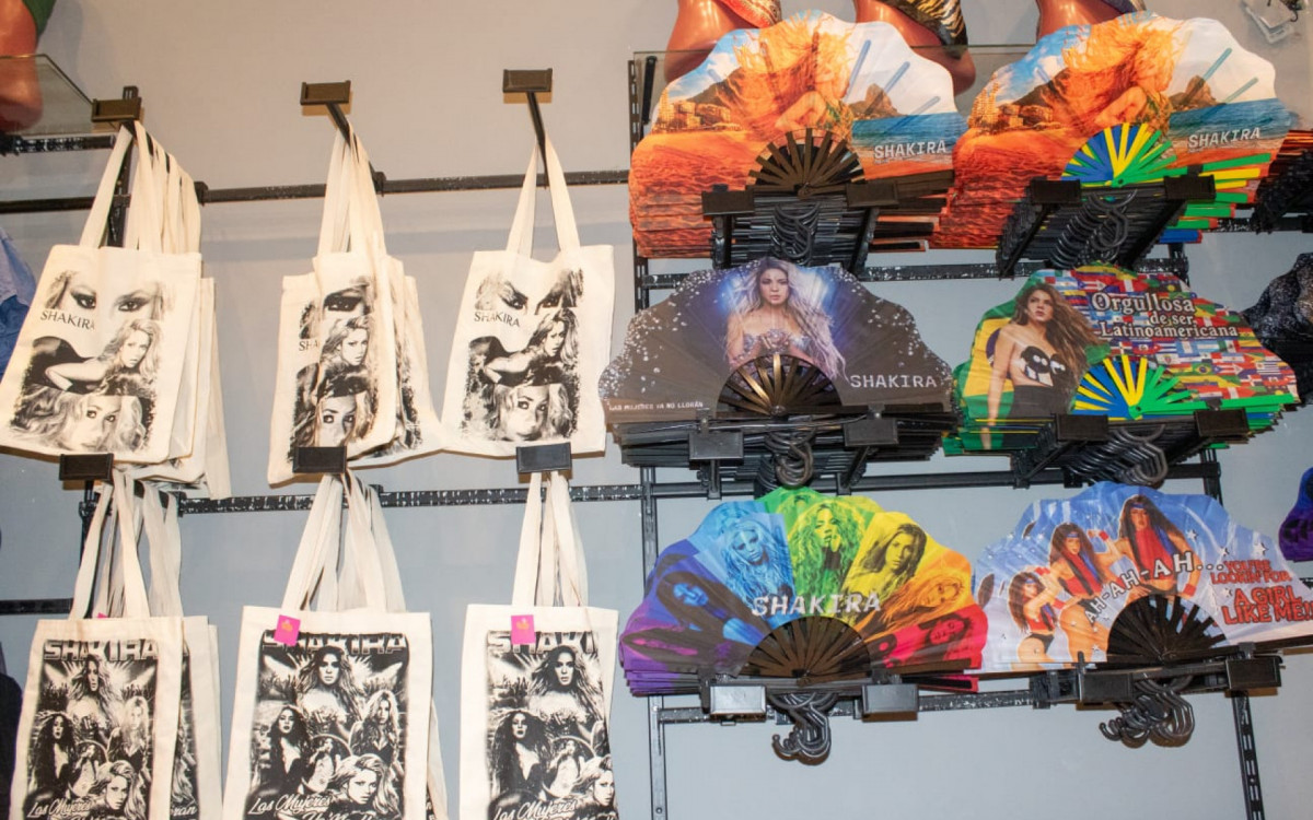 Camisas, leques e bolsas: Saara já vive o megashow de Shakira em Copacabana