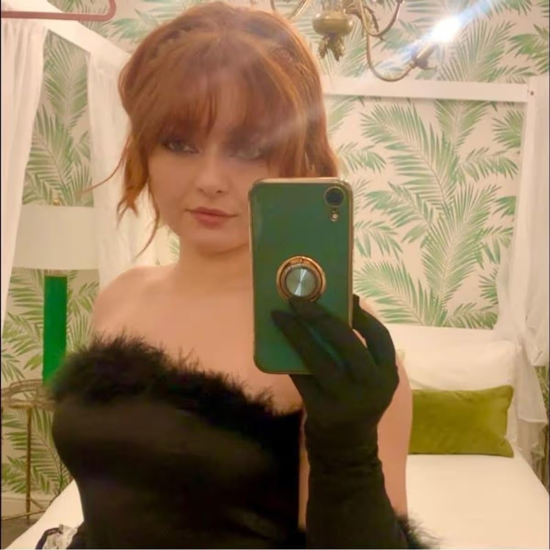 Agente Alisha Staves mandou fotos sensuais para o namorado vestindo apenas um colete à prova de balas