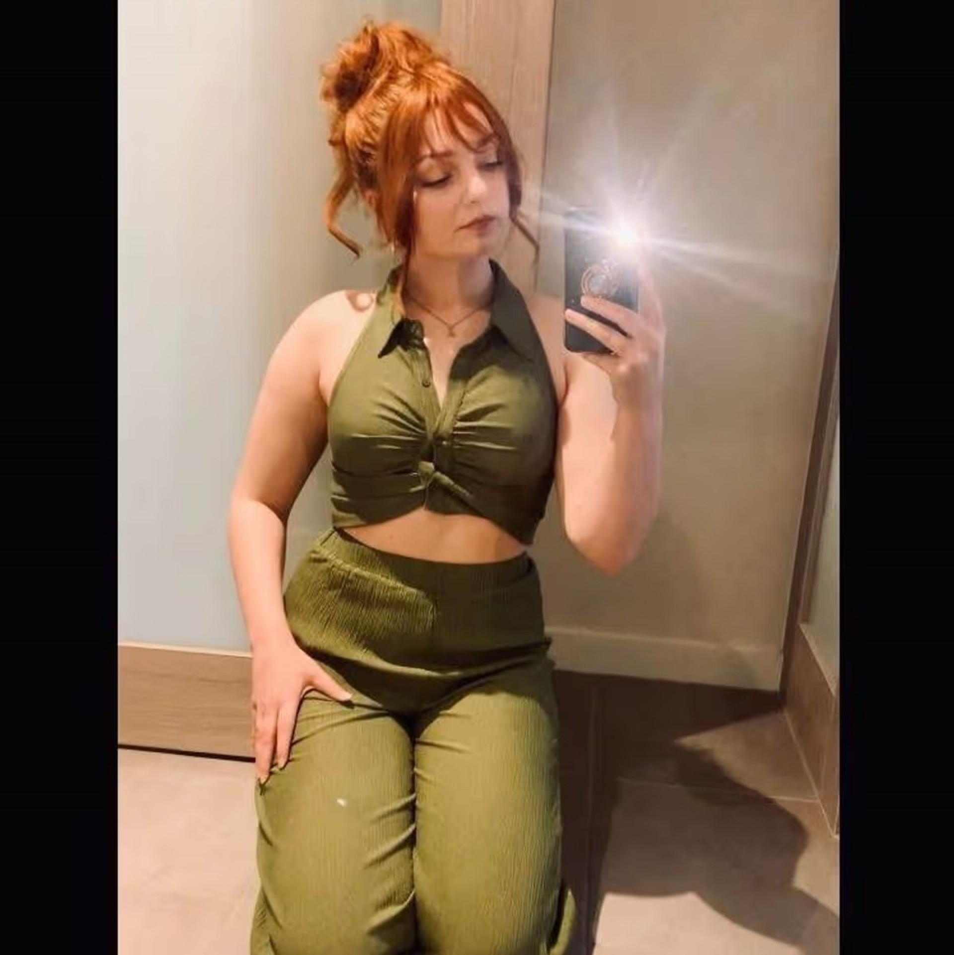 Agente Alisha Staves mandou fotos sensuais para o namorado vestindo apenas um colete à prova de balas