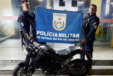 Moto roubada é recuperada e drogas são apreendidas durante ação em Macaé