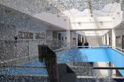 Vandalismo em escola mobiliza ação emergencial e adia aulas em Rio das Ostras