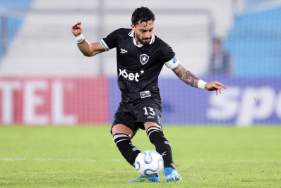 Alex Telles revela 'sacrifício' para atuar em vitória do Botafogo sobre o Racing