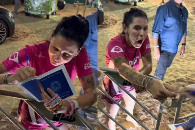 Ana Castela cai em pegadinha e 'assina' carteira de trabalho de fã