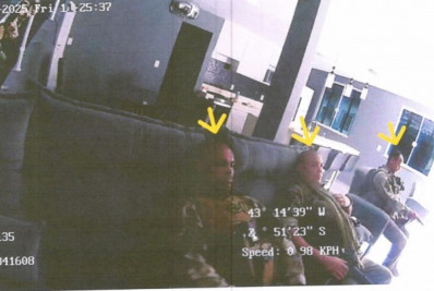 Imagens mostram PMs do Bope comendo e até tomando banho em casas invadidas durante operação na Maré