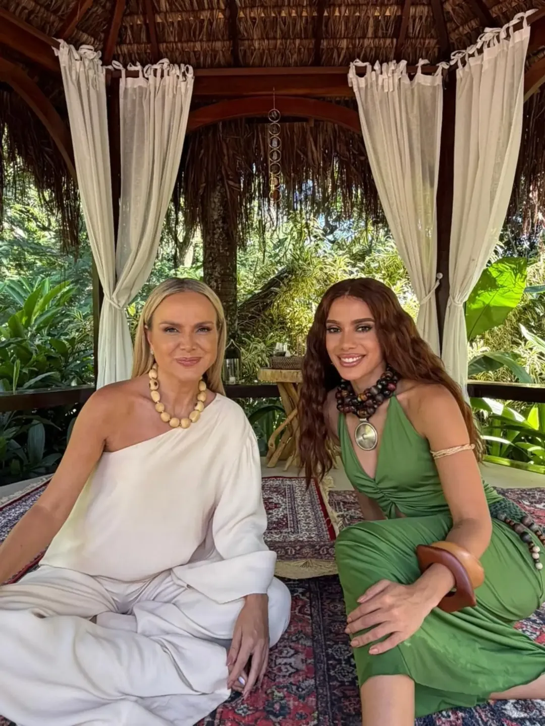 Eliana posa com Anitta em gravação de programa da TV Globo