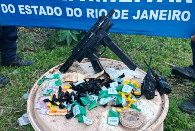 Operação nas Malvinas apreende submetralhadora, munições e drogas em Macaé