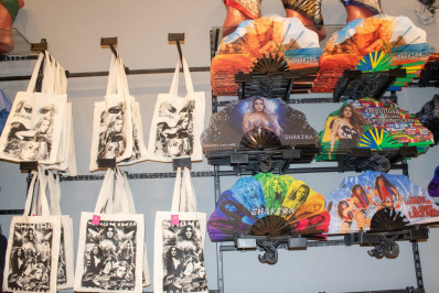 Camisas, leques e bolsas: Saara já vive o megashow de Shakira em Copacabana