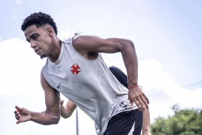 Vasco avalia saídas de jogadores em pausa para a Copa; Marino e Brenner podem deixar o clube