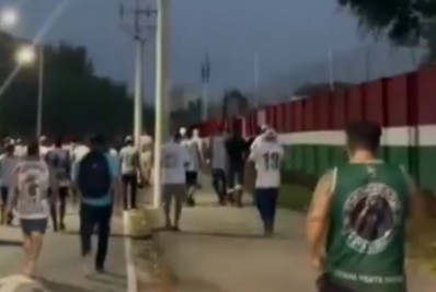 Torcedores do Fluminense protestam no CT após derrota na Libertadores