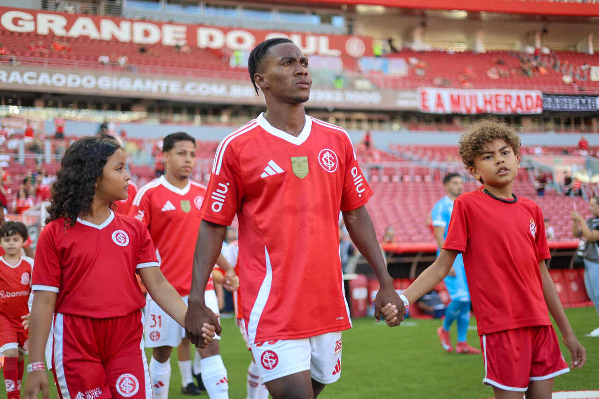 Internacional negocia renova&ccedil;&atilde;o com promessa africana