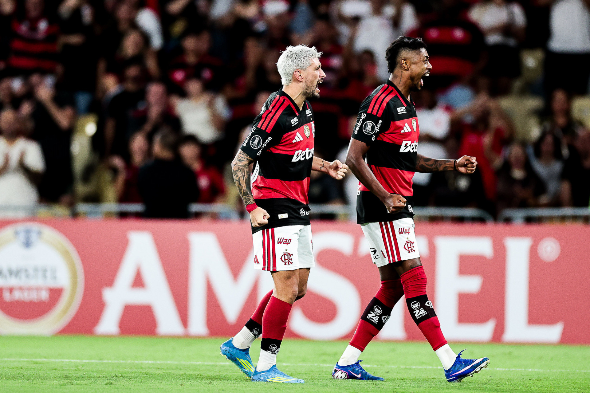Arrascaeta e Bruno Henrique comemoram o gol do Flamengo - Gilvan de Souza/Flamengo