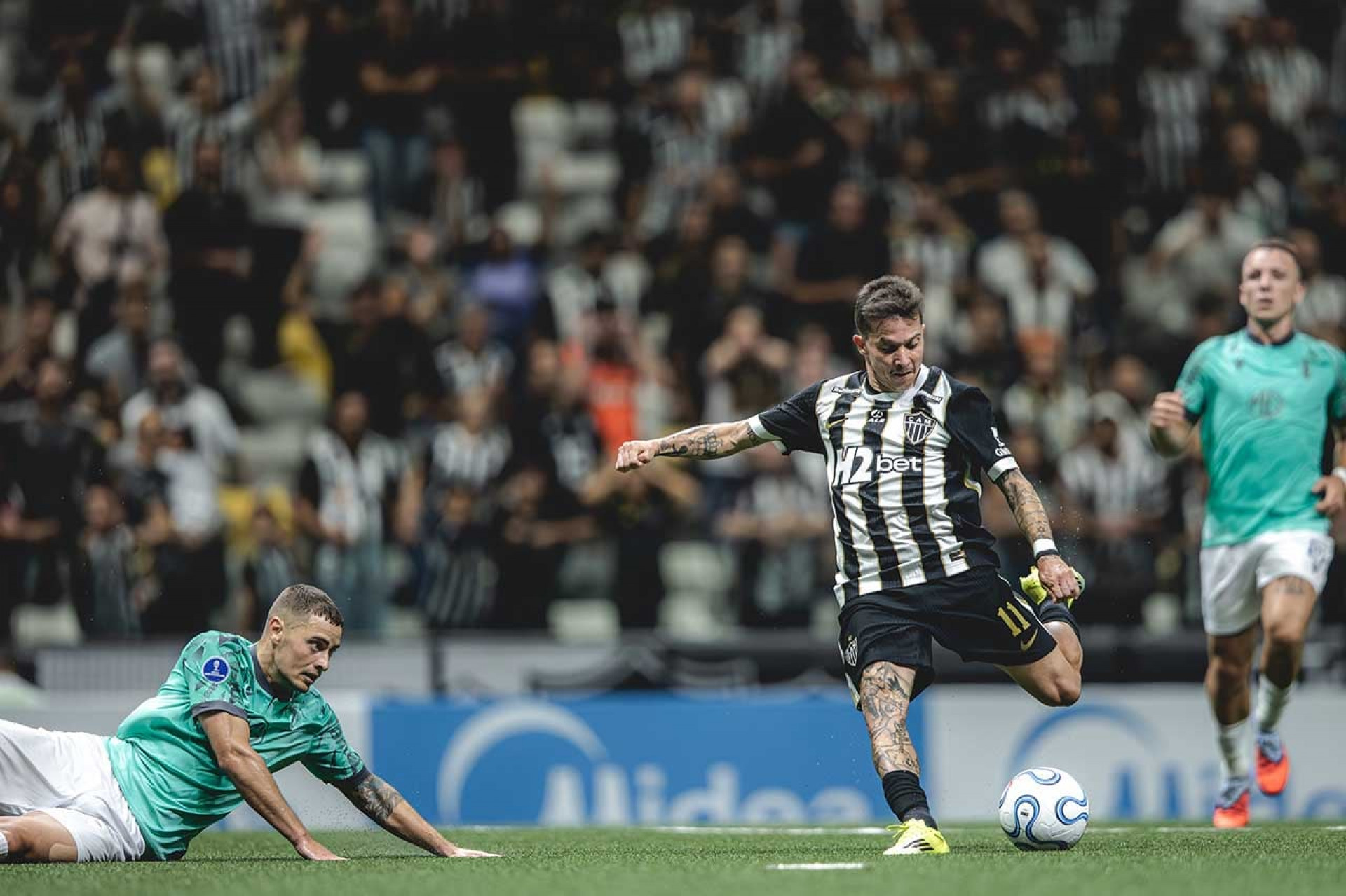 Bernard &eacute; vaiado por torcida do Atl&eacute;tico ap&oacute;s comemora&ccedil;&atilde;o