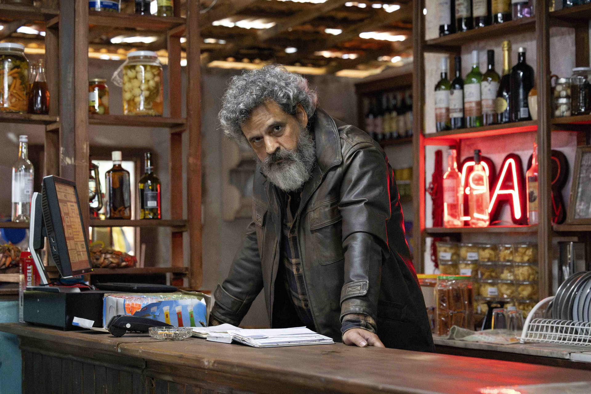 Bruno Garcia interpreta Manoel, dono de um bar na região - Globo/Manoella Mello