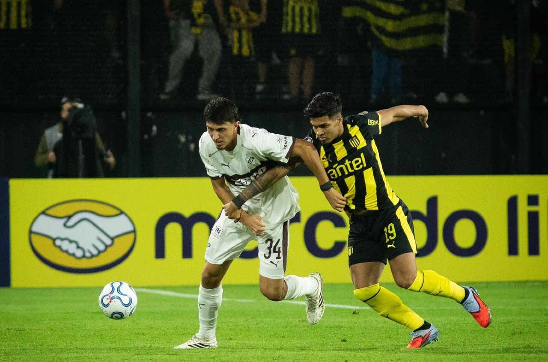 Fora de casa, Platense supera o Pe&ntilde;arol em triunfo hist&oacute;rico