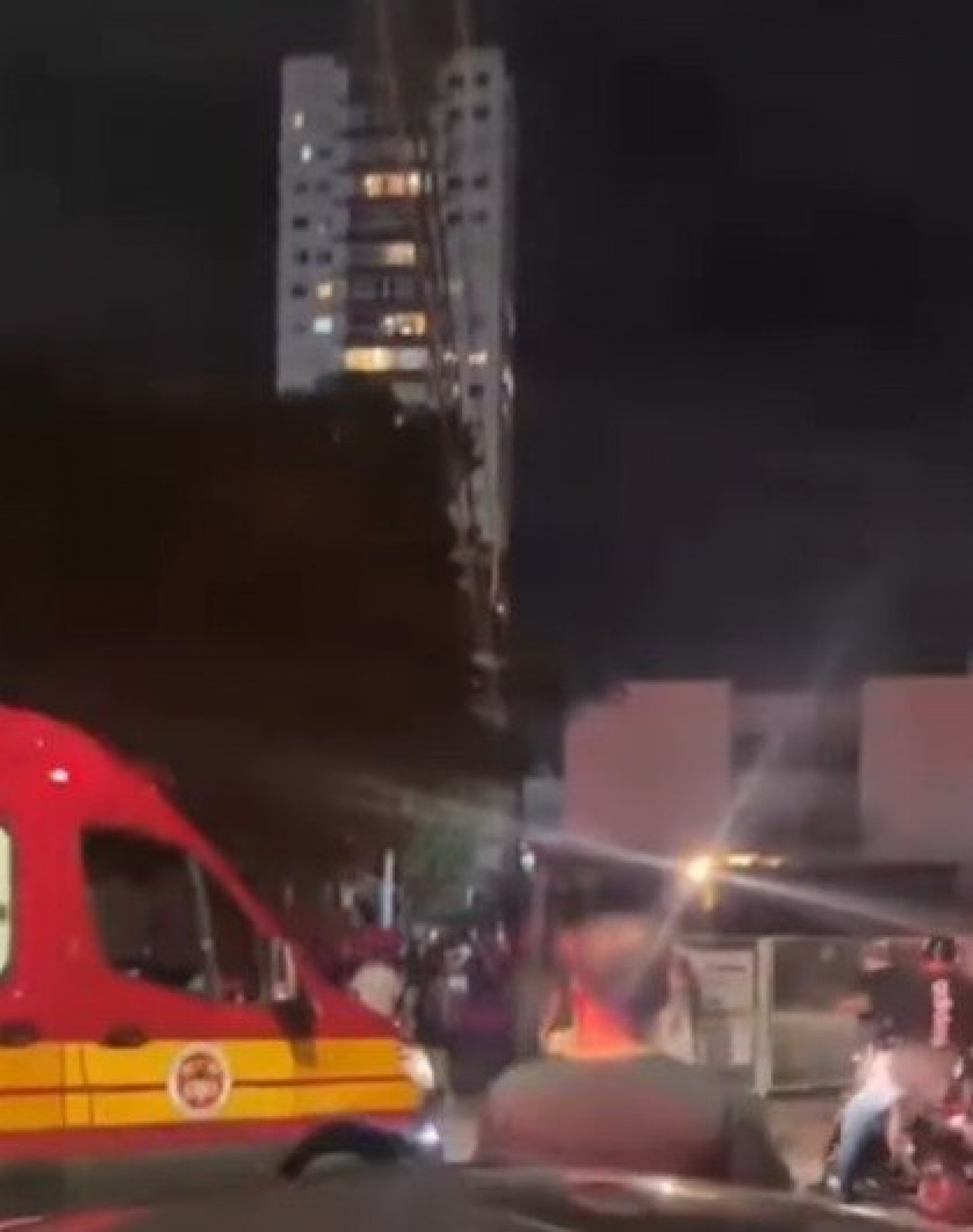 Prédio em SC afunda, fere moradores e local é evacuado às pressas