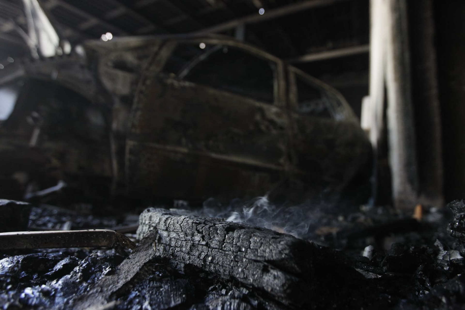 Carro pegou fogo dentro de galpão em São Cristóvão - Reginaldo Pimenta / Agência O Dia