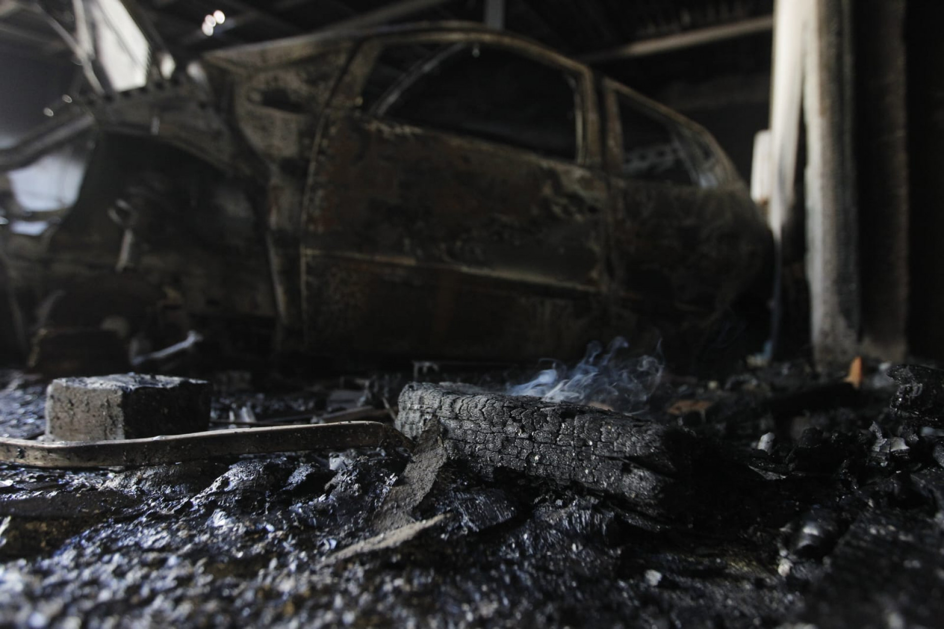 Carro pegou fogo dentro de galpão em São Cristóvão - Reginaldo Pimenta / Agência O Dia