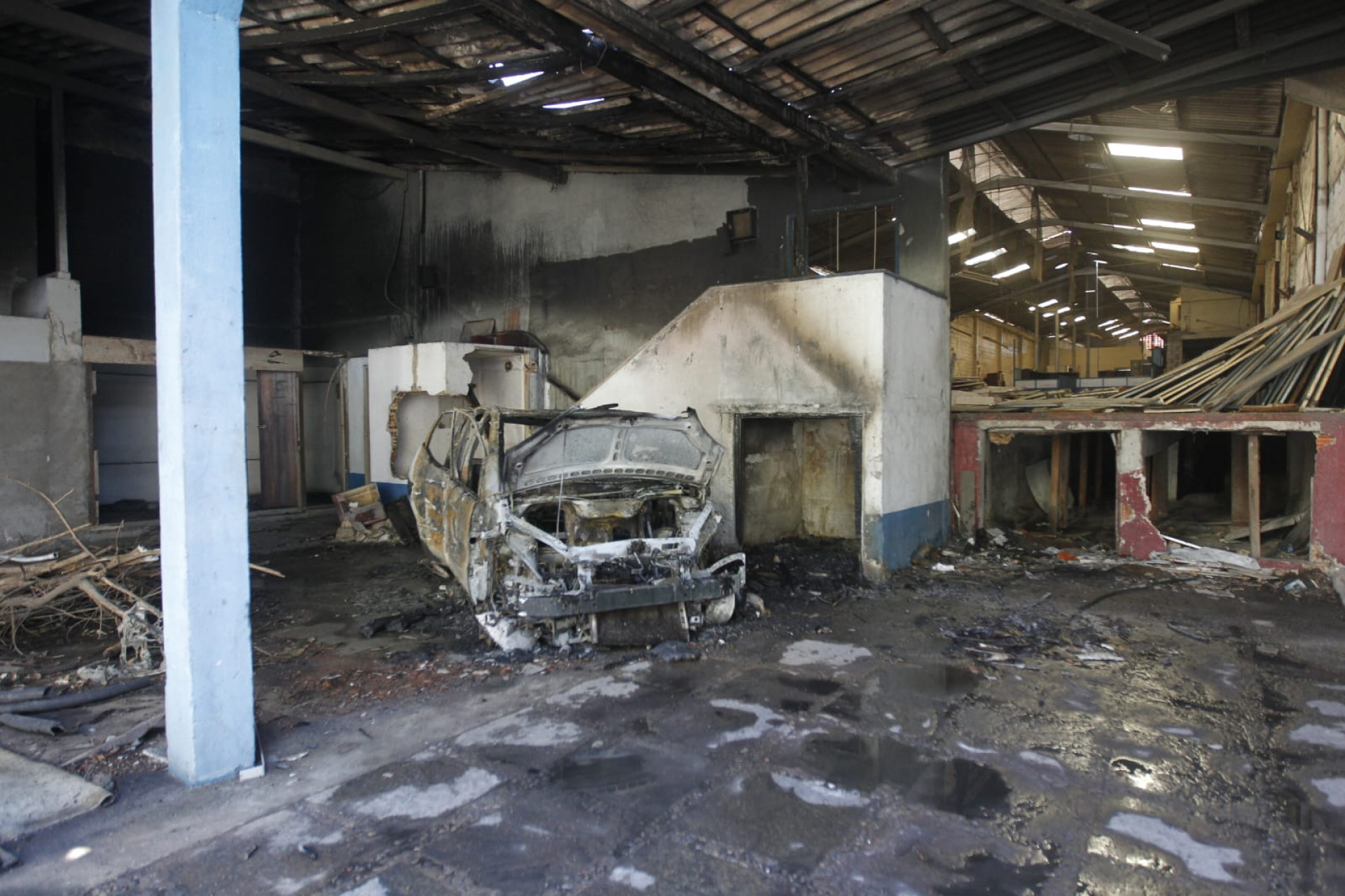 Carro pegou fogo dentro de galpão em São Cristóvão - Reginaldo Pimenta / Agência O Dia