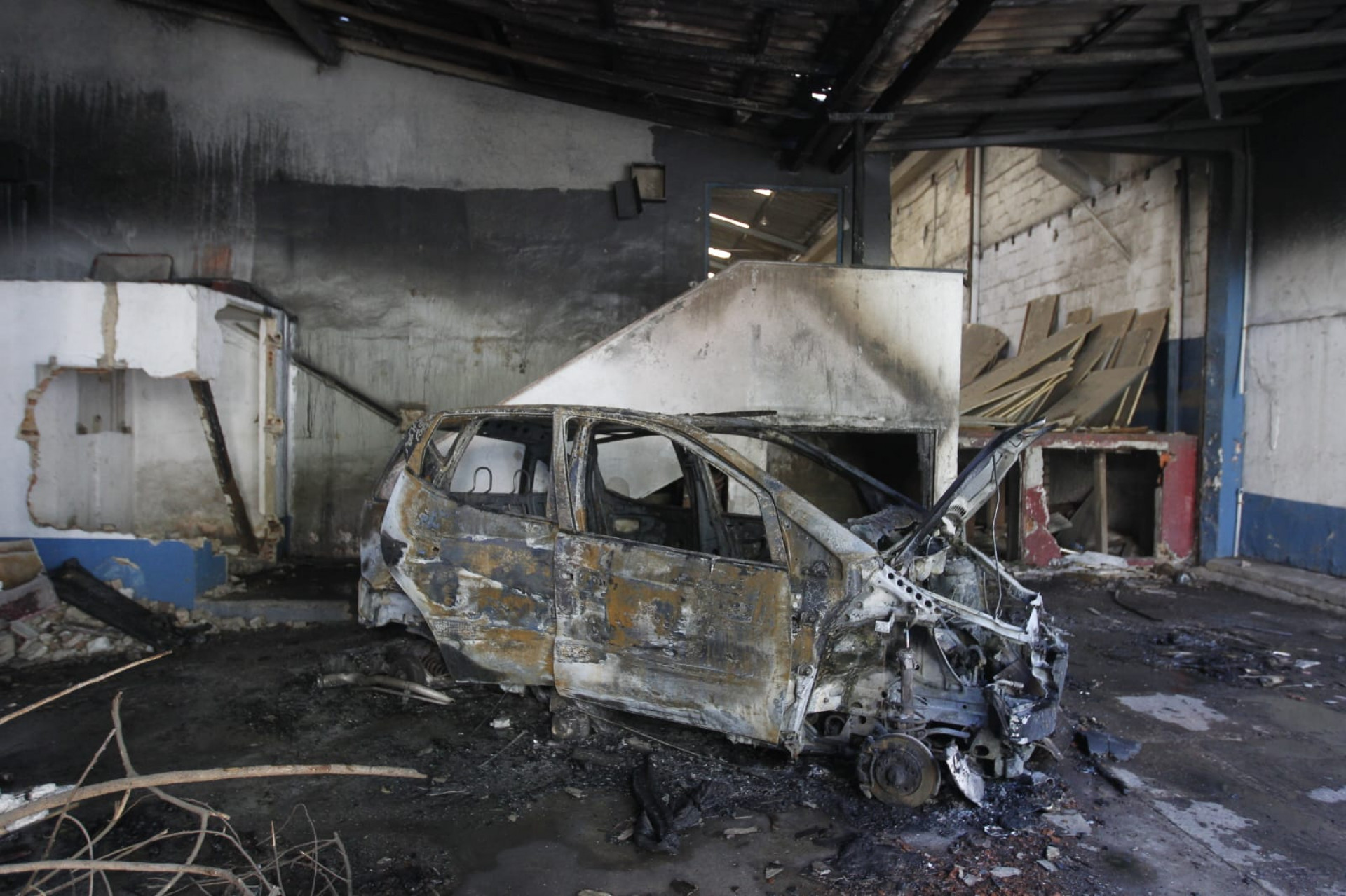 Carro pegou fogo dentro de galpão em São Cristóvão - Reginaldo Pimenta / Agência O Dia