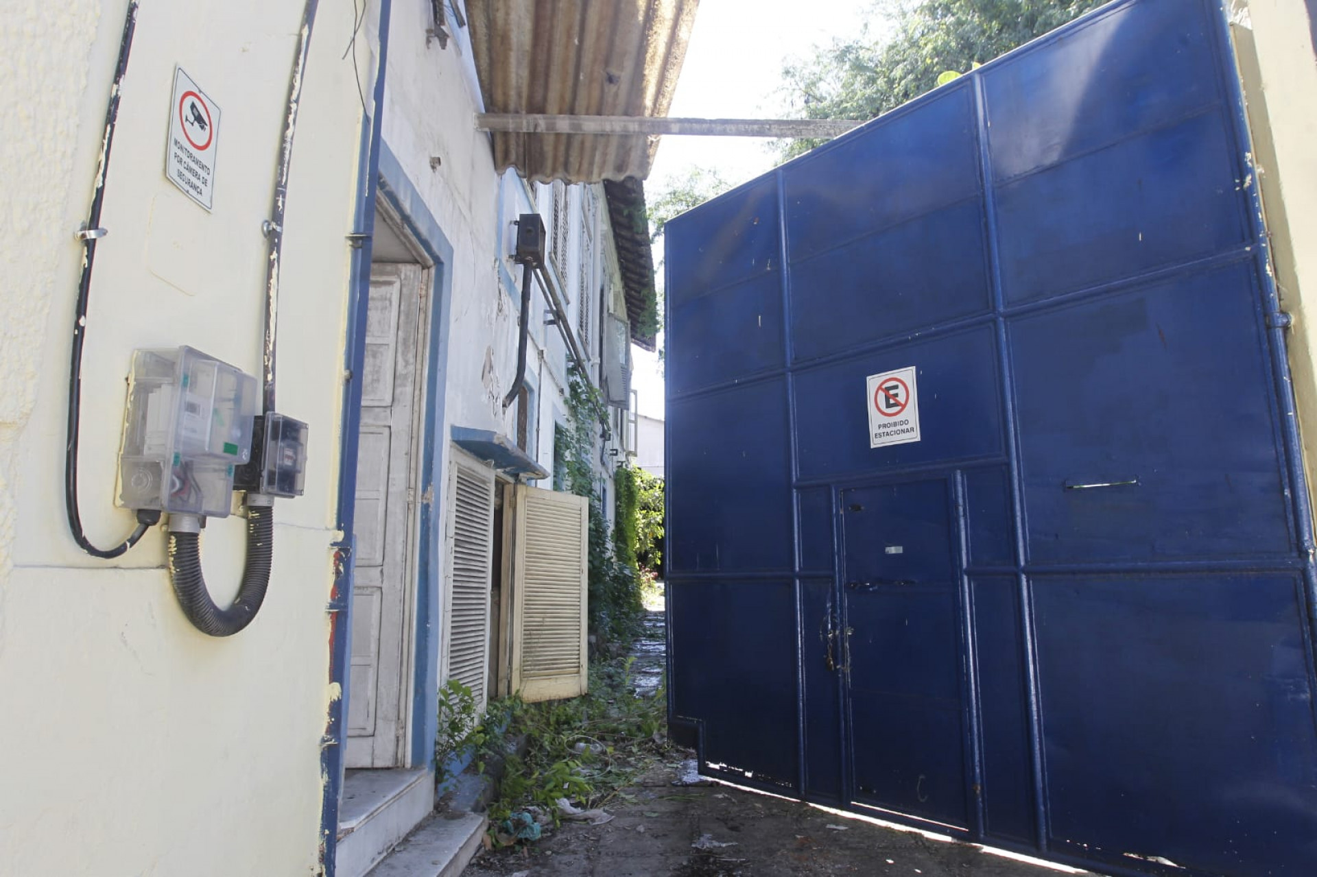 Carro pegou fogo dentro de galpão em São Cristóvão - Reginaldo Pimenta / Agência O Dia