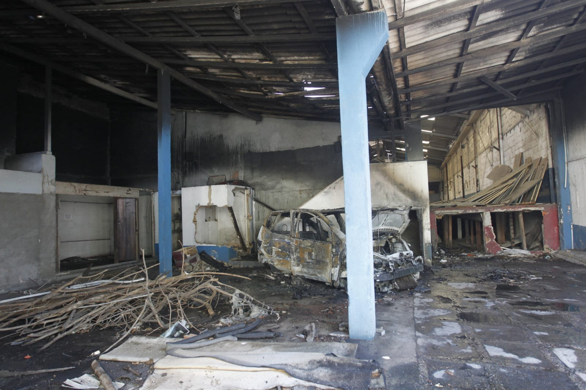 Carro pegou fogo dentro de galpão em São Cristóvão - Reginaldo Pimenta / Agência O Dia