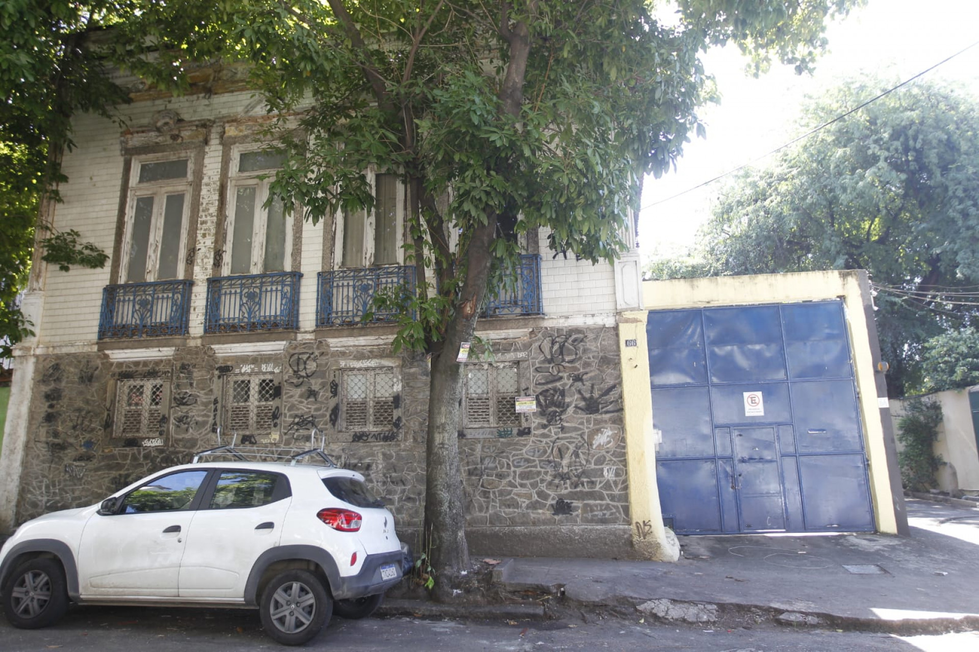 Carro pegou fogo dentro de galpão em São Cristóvão - Reginaldo Pimenta / Agência O Dia