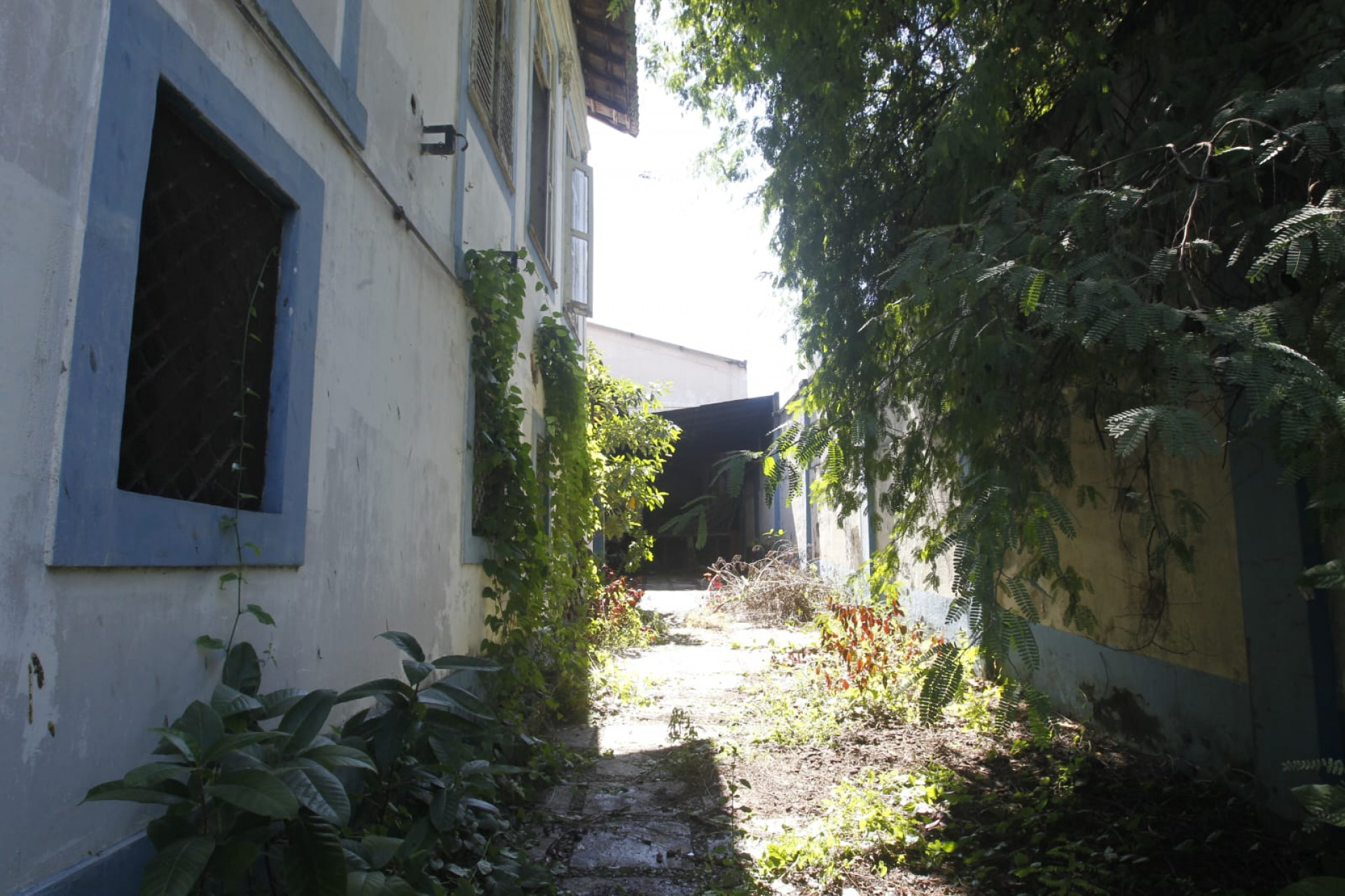 Carro pegou fogo dentro de galpão em São Cristóvão - Reginaldo Pimenta / Agência O Dia
