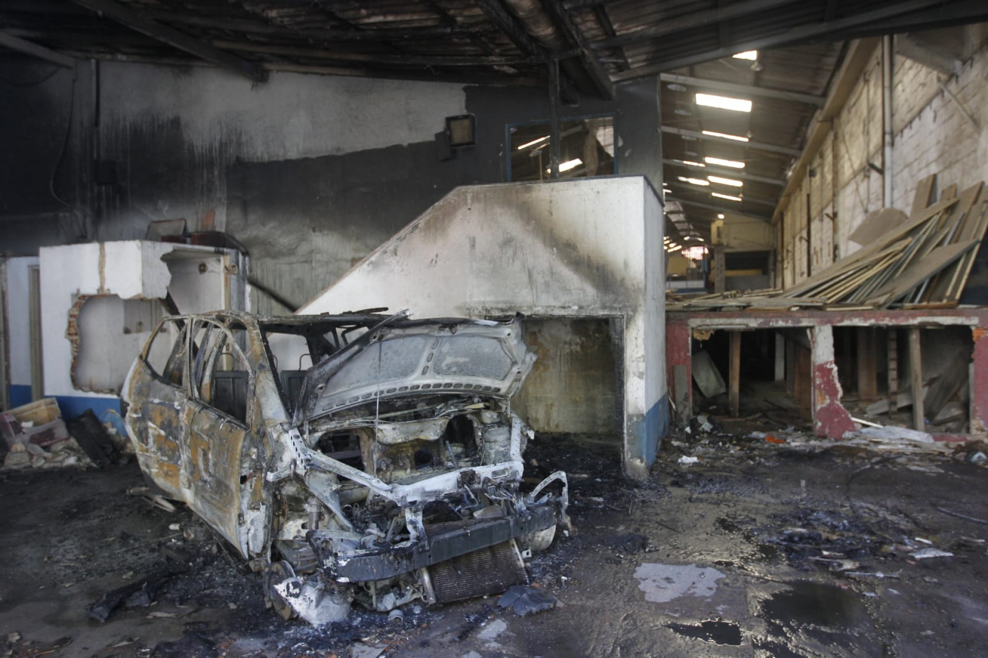 Carro pegou fogo dentro de galpão em São Cristóvão - Reginaldo Pimenta / Agência O Dia