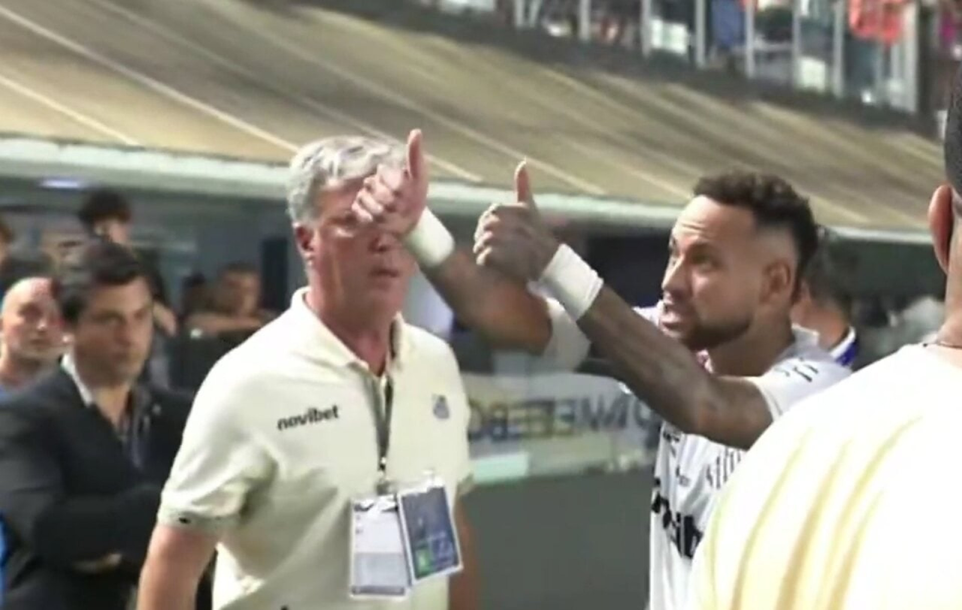 Organizada do Santos se encontra com Neymar, Cuca e elenco no CT Rei Pel&eacute;