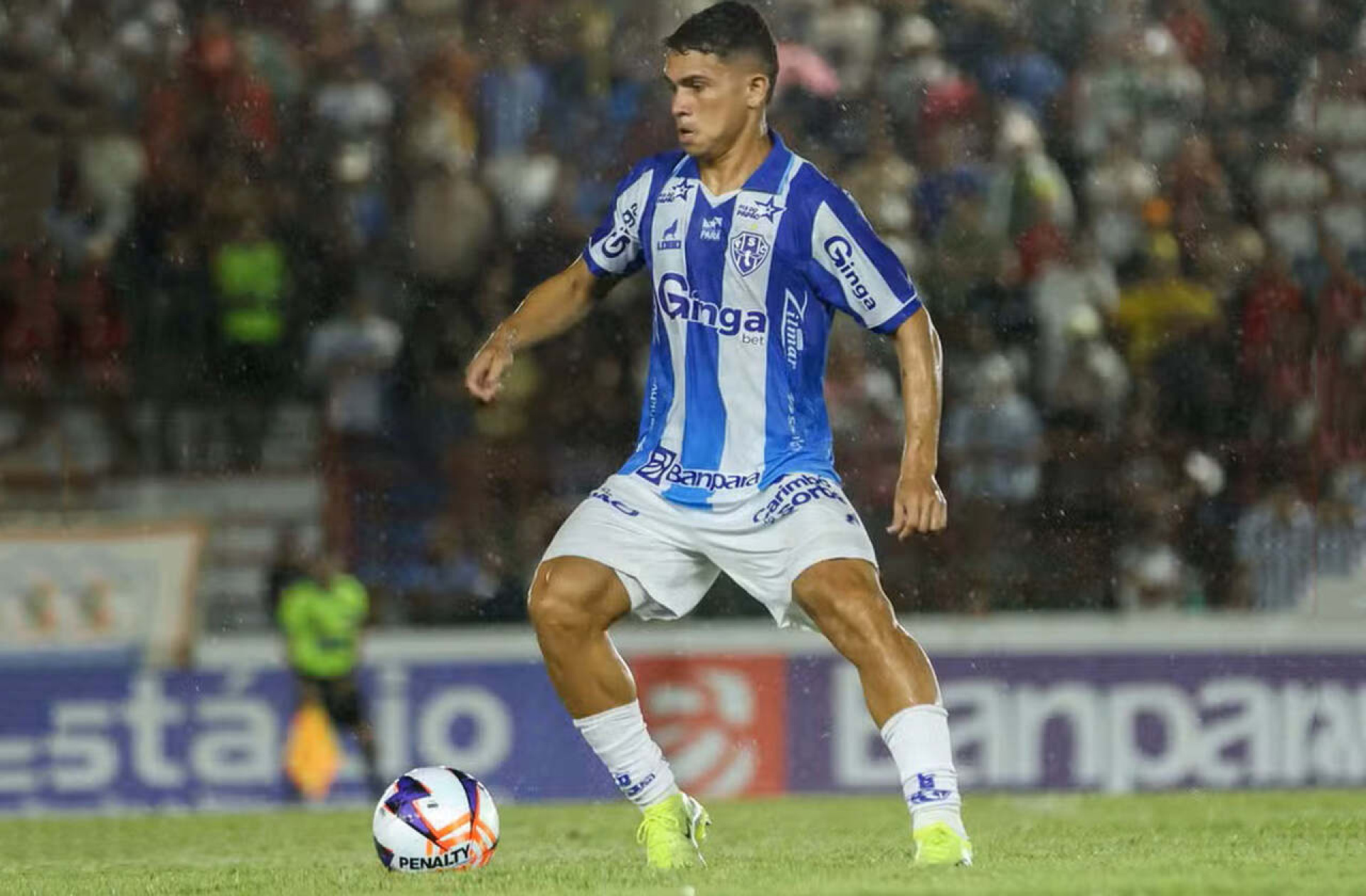 Joia do Paysandu chega ao RJ para assinar com o Flamengo