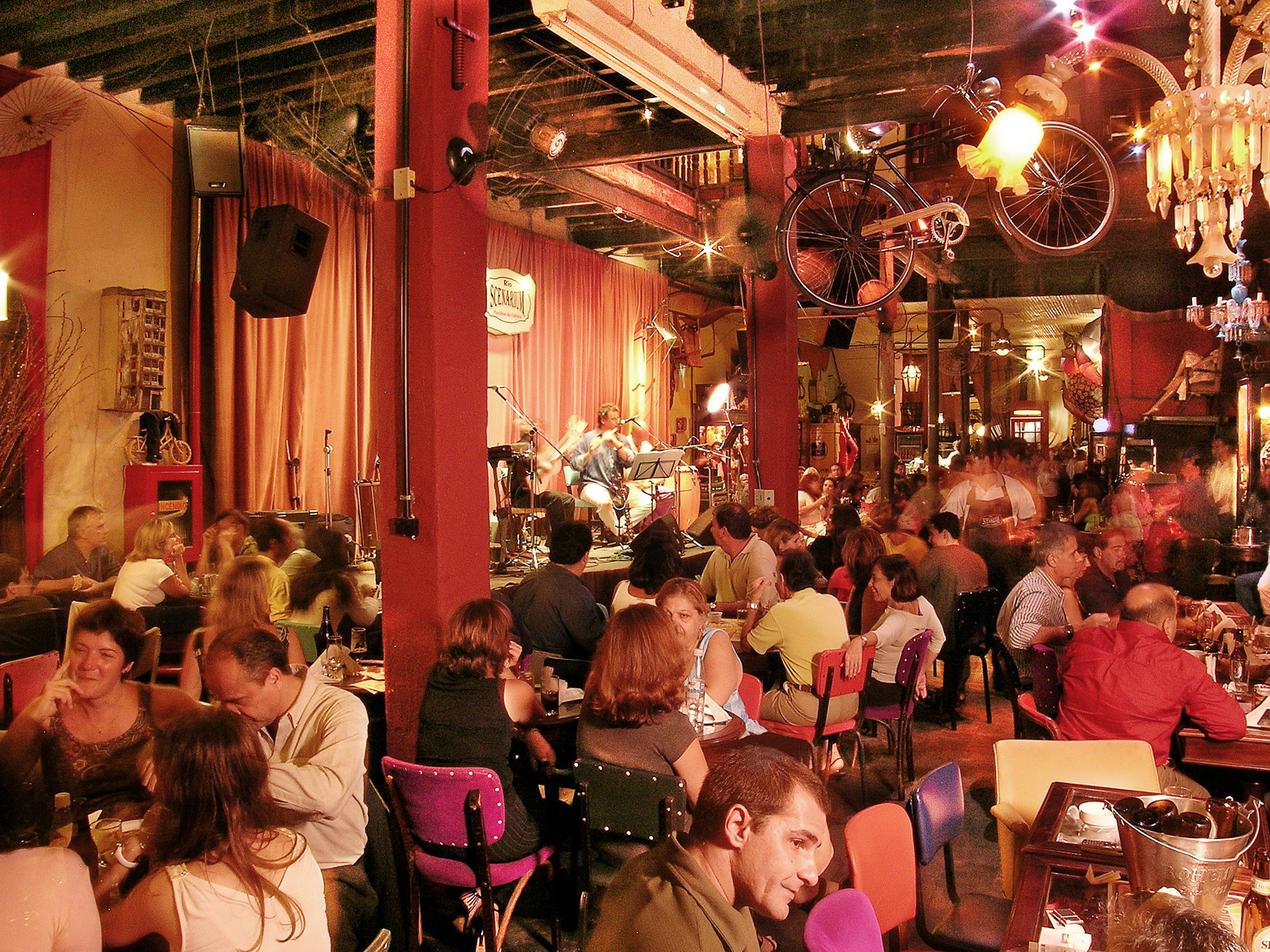  No Rio Scenarium, as pessoas saboreiam os pratos e ainda escutam boa m&uacute;sica - Divulga&ccedil;&atilde;o