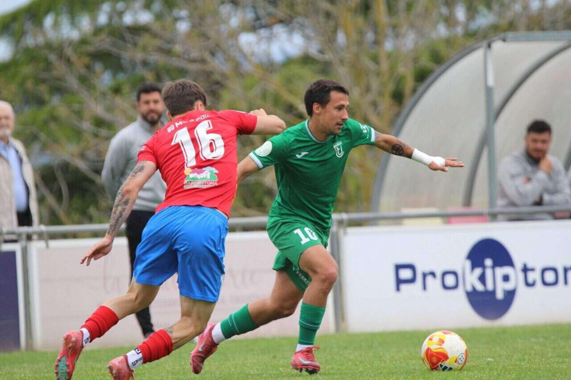 Lionel Messi compra a&ccedil;&otilde;es e assume controle de clube espanhol