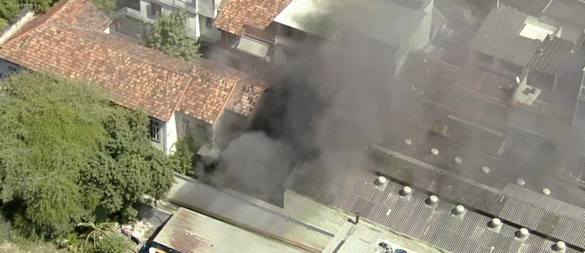 Incêndio atingiu um galpão em São Cristóvão na tarde desta quinta-feira (16) - Reprodução / TV Globo