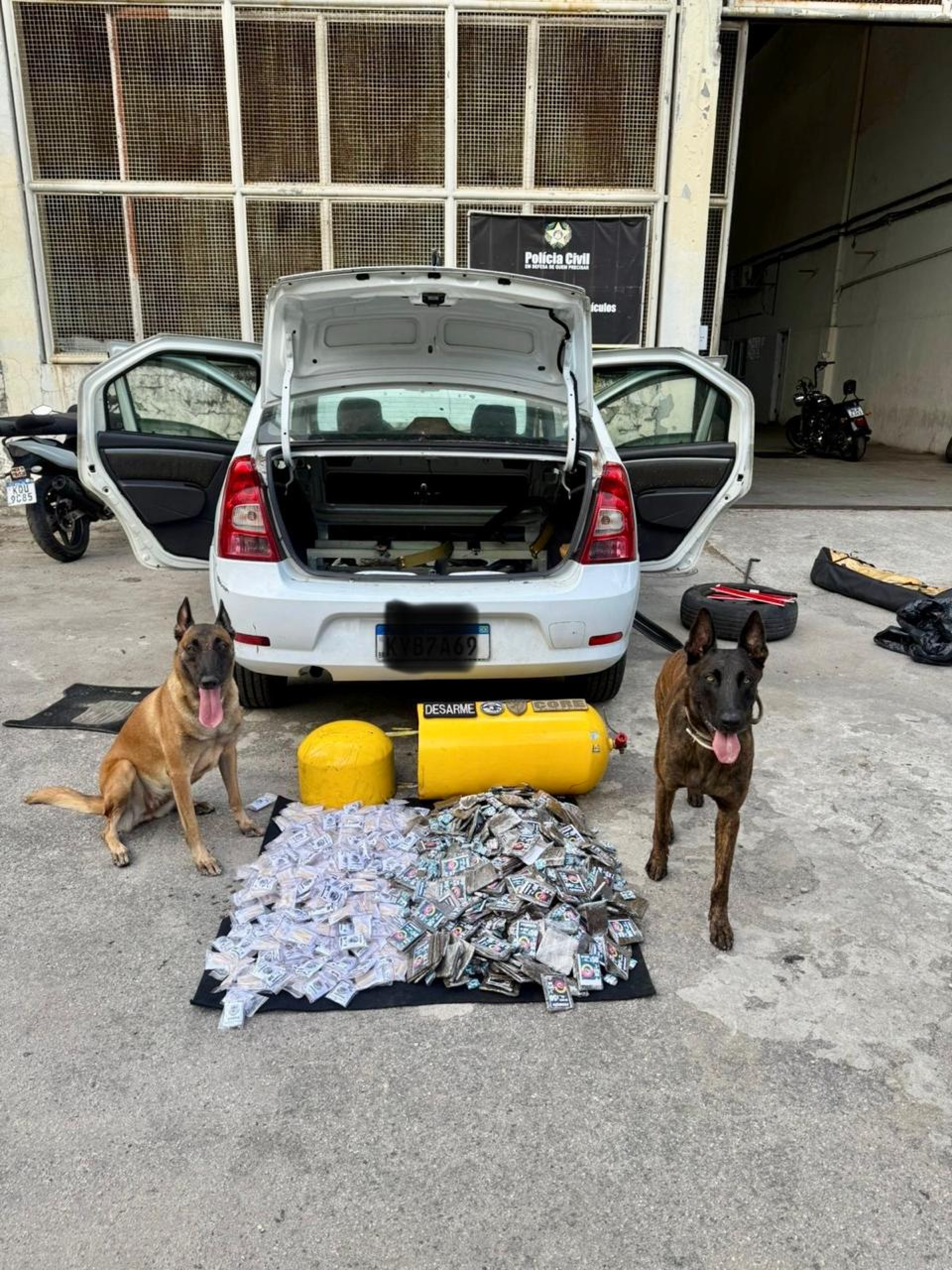 Cães farejadores localizaram maconha e cocaína em compartimentos adaptados 
 - Divulgação / PCERJ