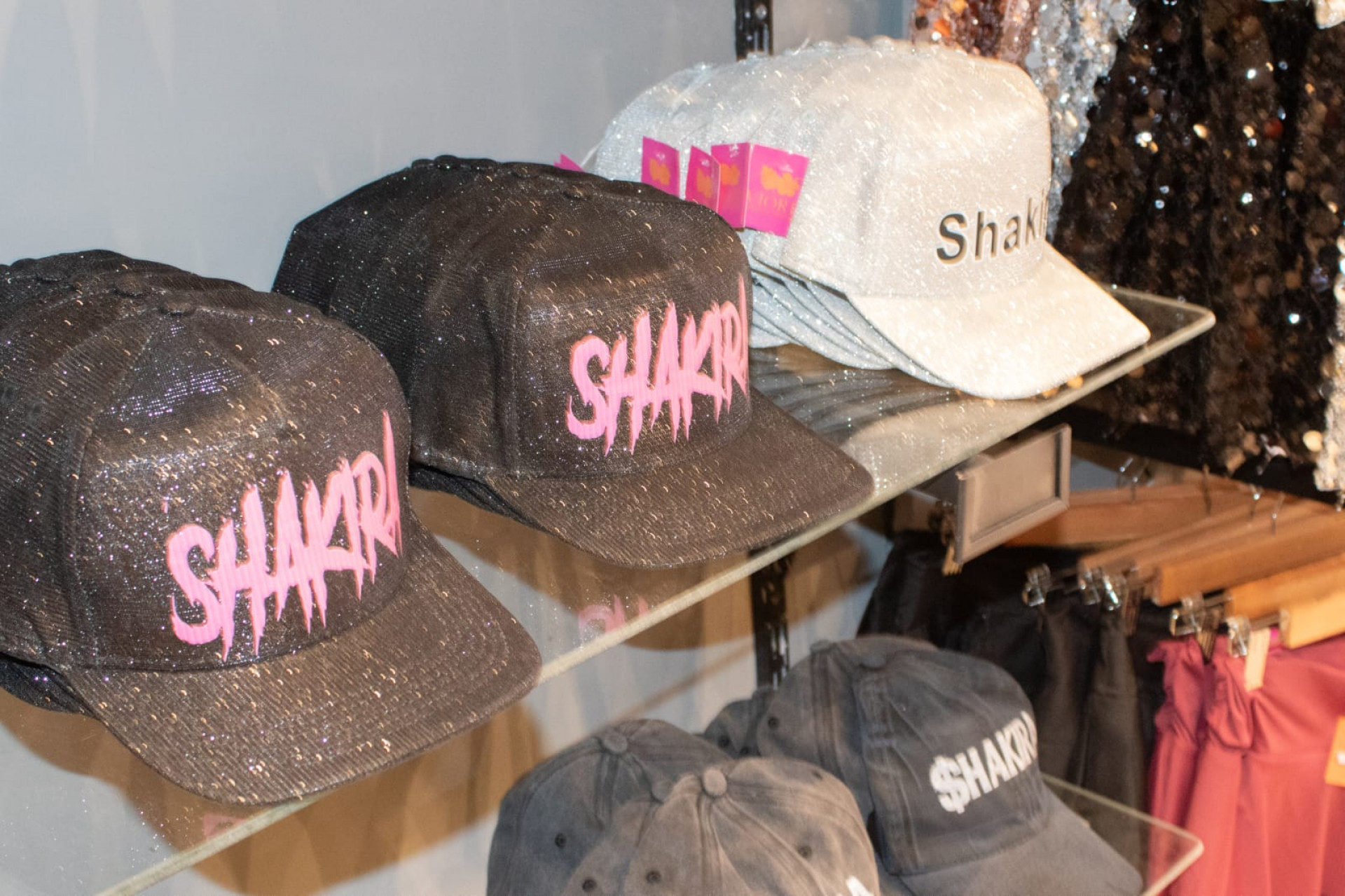 Comerciantes apostam em acessórios chamativos e personalizados para atrair fãs de Shakira - Érika Martin / Agência O Dia