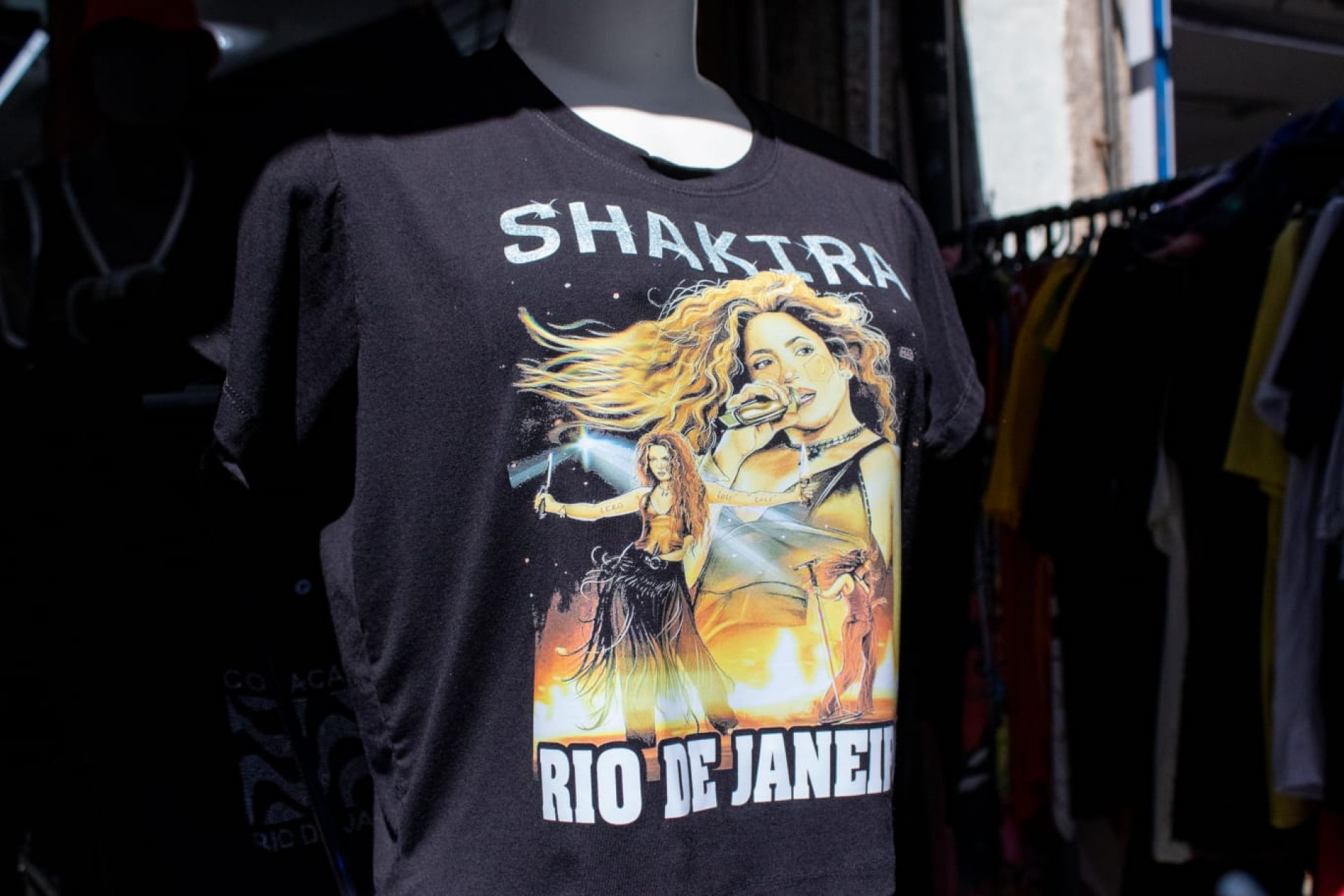 Comerciantes apostam em camisas personalizadas para atrair fãs de Shakira - Érika Martin / Agência O Dia