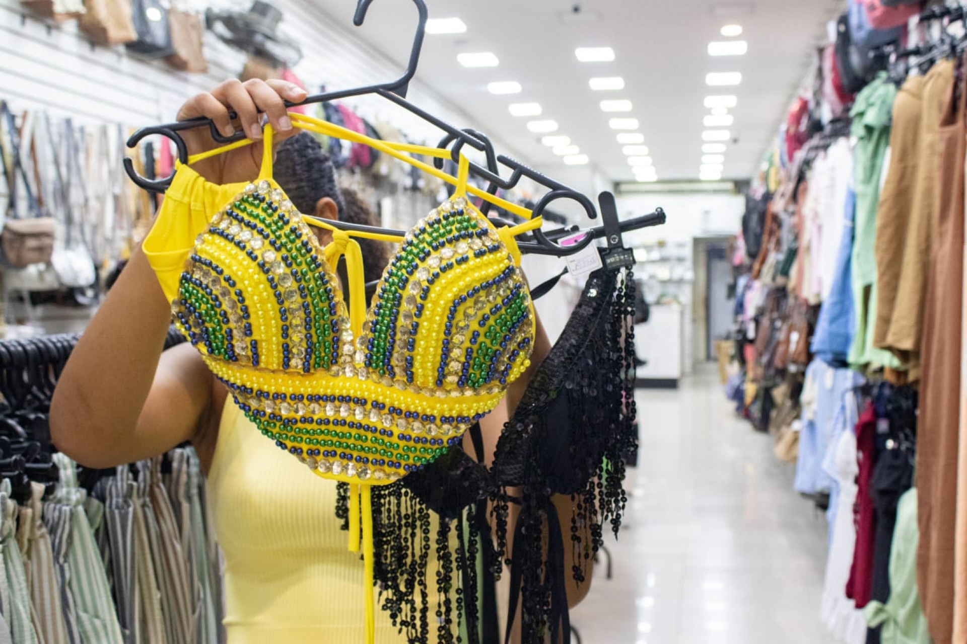 Vendedora no Saara aposta em looks chamativos para atrair fãs de Shakira - Érika Martin / Agência O Dia