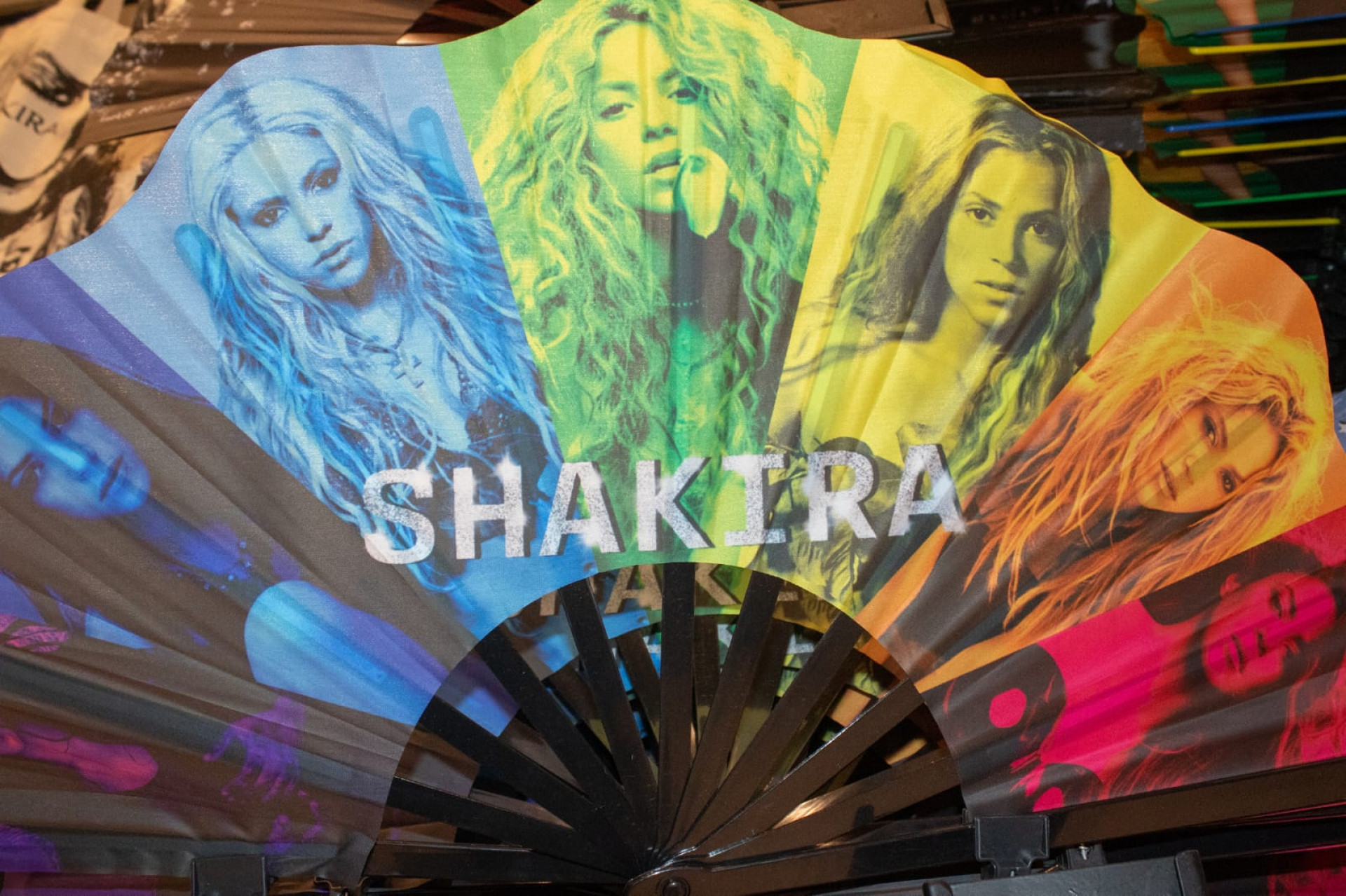 Leques estão entre os itens mais procurados pelos fãs da Shakira no Saara, Centro do Rio - Érika Martin / Agência O Dia