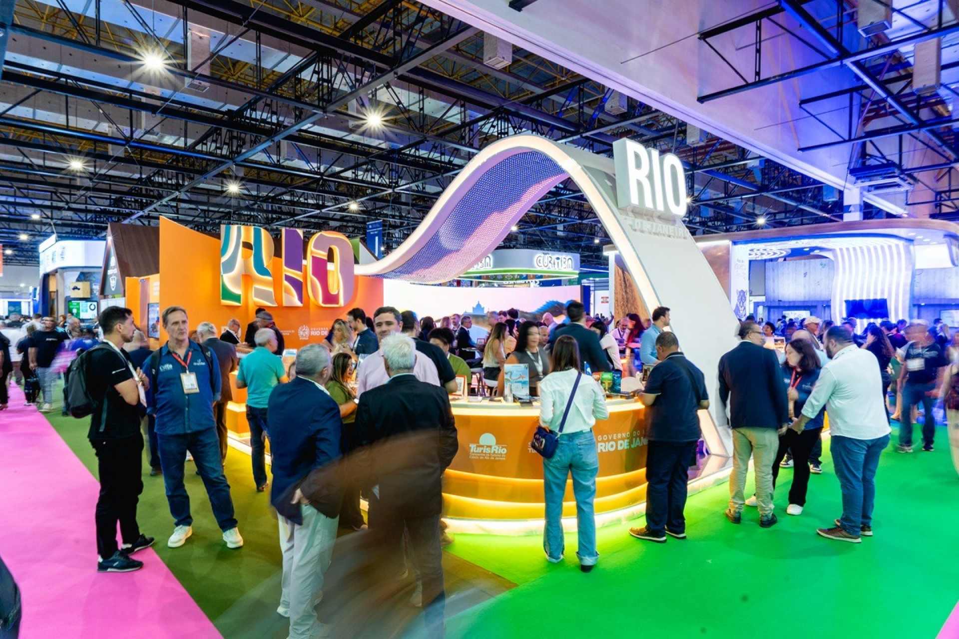 Estande instagramável do estado do RJ, na WTM Latin America - Ascom Setur-RJ