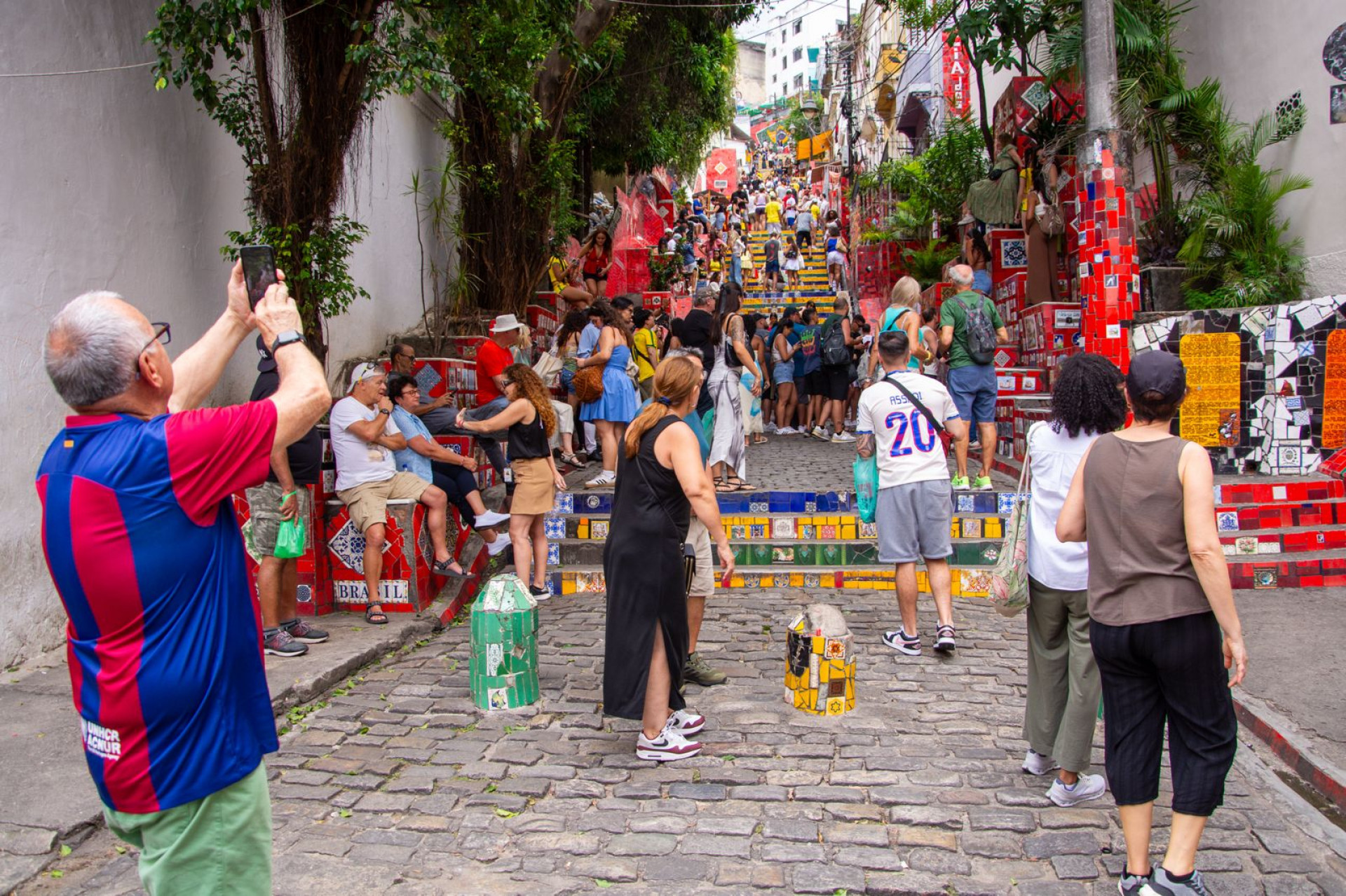 Turistas internacionais visitam a escadaria Selaron no Rio de Janeiro - Divulgação/ João Miguel Junior