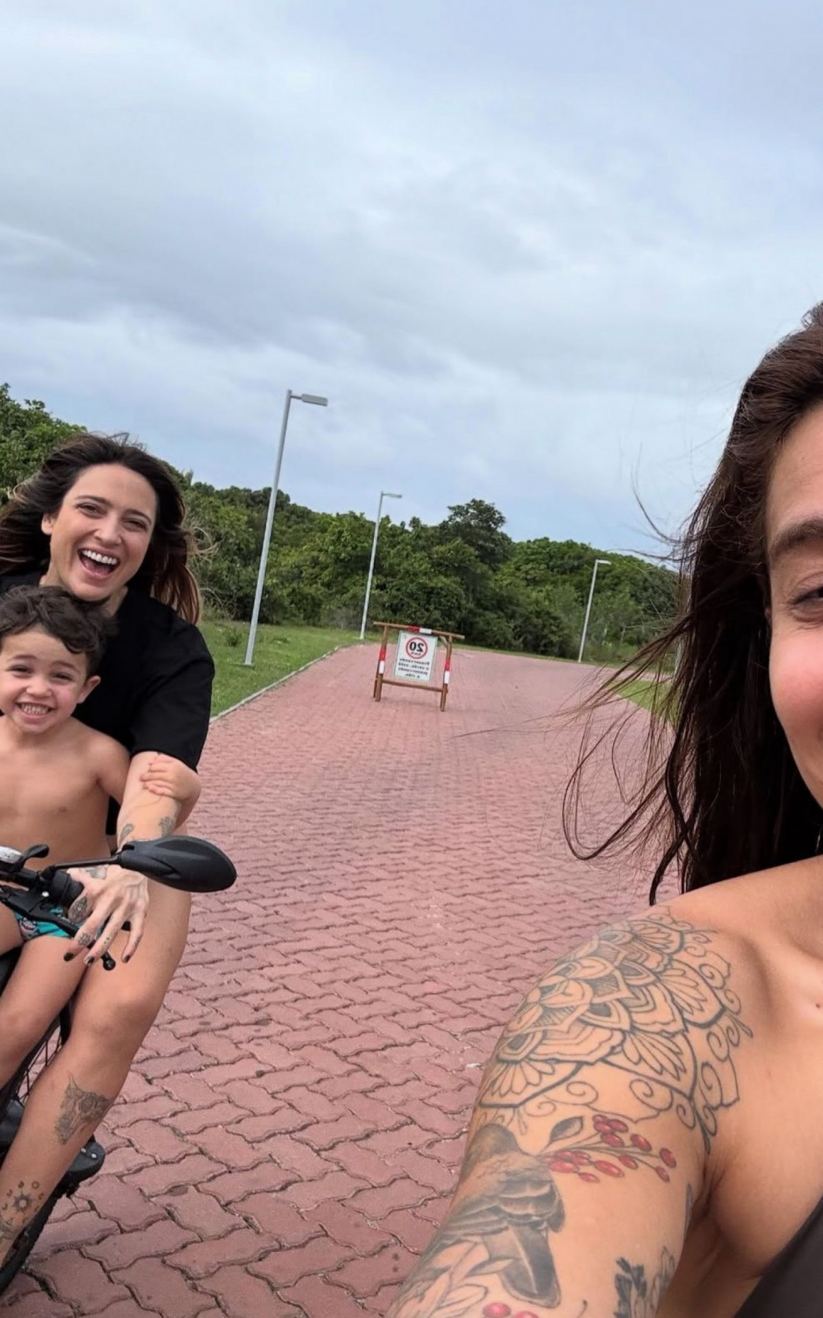 Tati Dias, Lauana Prado e Bento andando de bicicleta juntos - Reprodução / Instagram