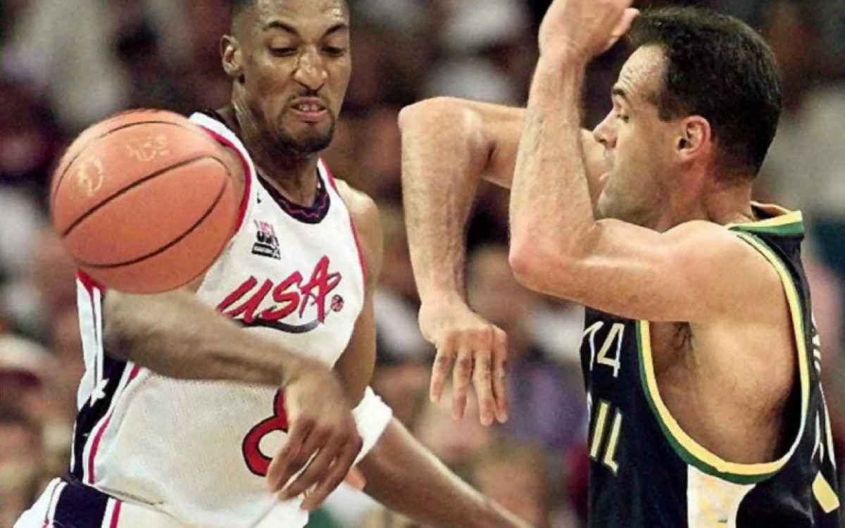 Oscar Schimidt disputa bola com Scott Pippen, em EUA x Brasil pelas quartas de final da Olimpíada de Atlanta-1996