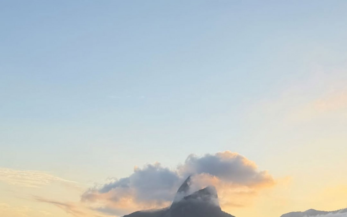 De biqu&iacute;ni, Ticiane Pinheiro curte p&ocirc;r do sol na Praia de Ipanema