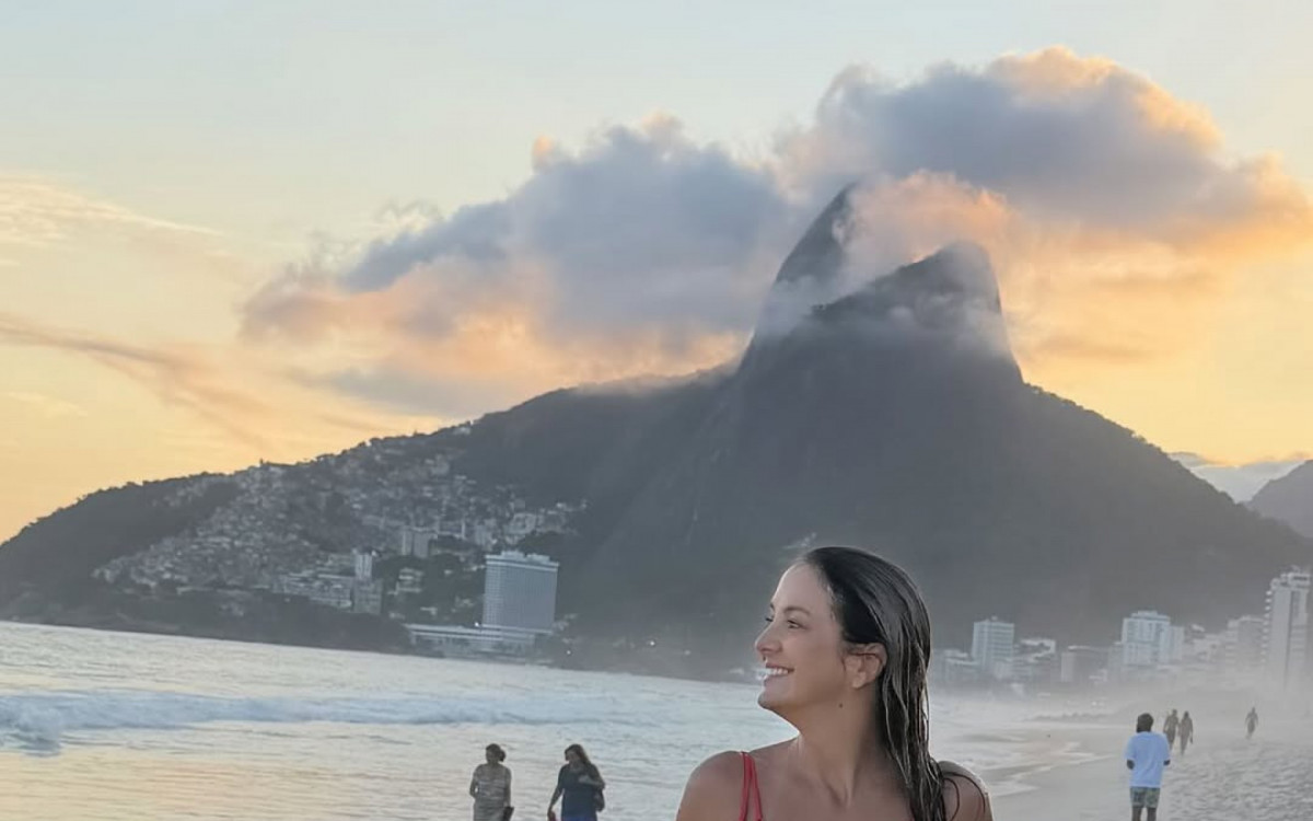 De biqu&iacute;ni, Ticiane Pinheiro curte p&ocirc;r do sol na Praia de Ipanema