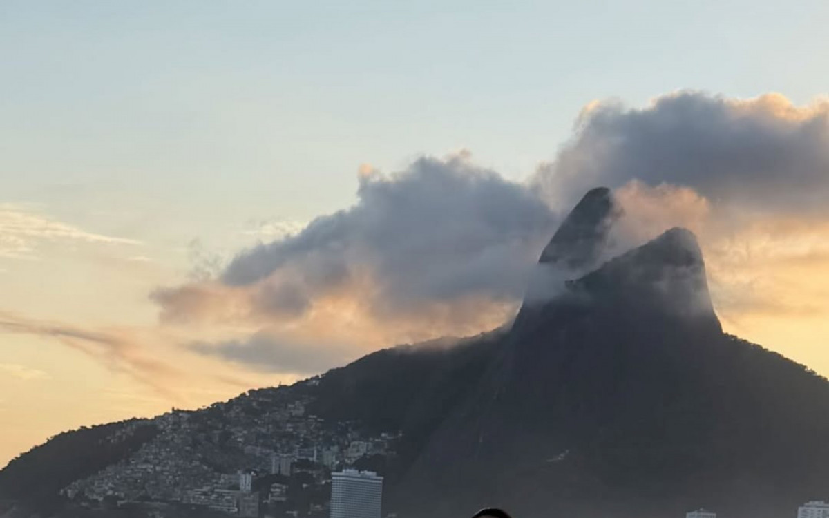 De biqu&iacute;ni, Ticiane Pinheiro curte p&ocirc;r do sol na Praia de Ipanema