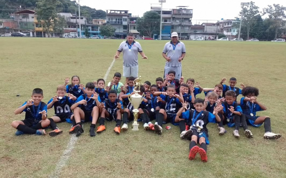 Sub 11 do Real Frade exibe troféu e medalhas