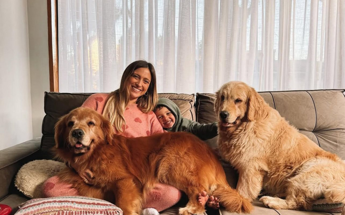 Tati Dias e filho, Bento, ao lado de seus cachorros - Reprodu&ccedil;&atilde;o / Instagram