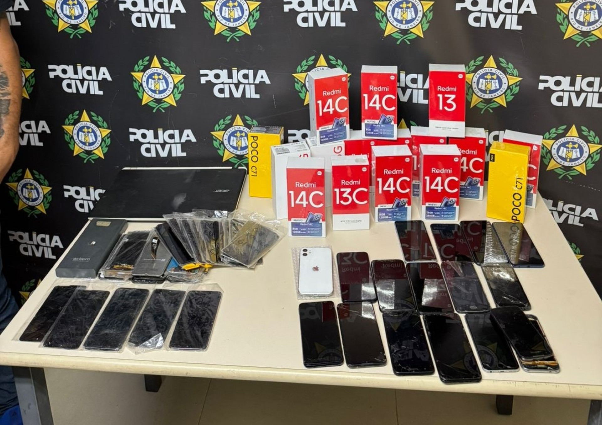 Secretaria de Ordem Urbana, Polícia Civil e Polícia Militar fazem operação na Feira de Areia Branca e recuperam celulares roubados