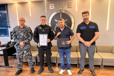 Maricá recebe medalha do Bope por apoio às ações de segurança pública